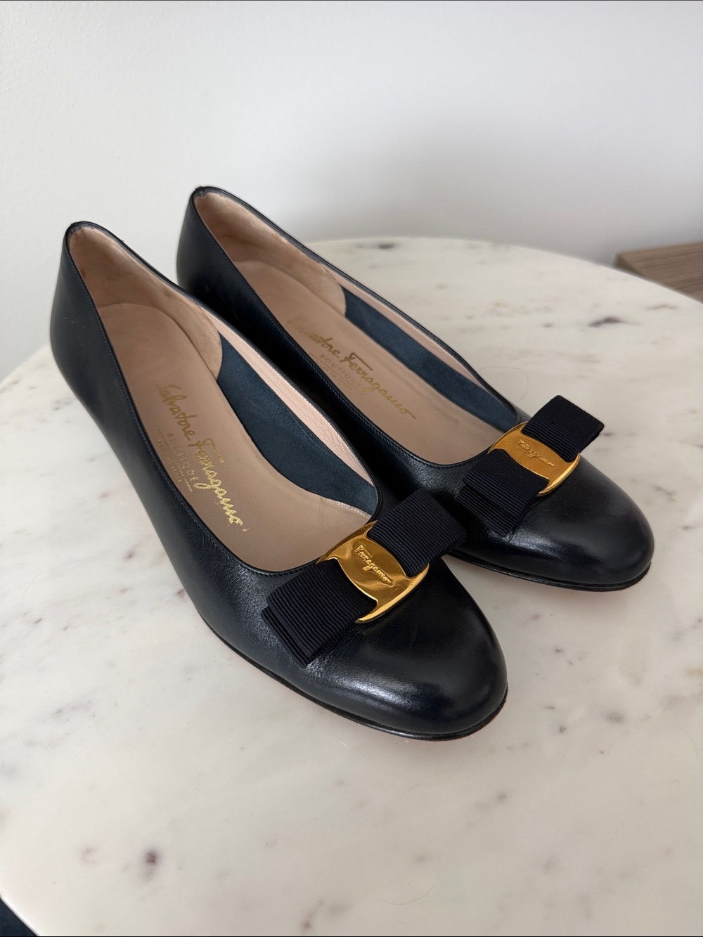 Salvatore Ferragamo Vara Blue Leather Bow Low Pumps Size 8B